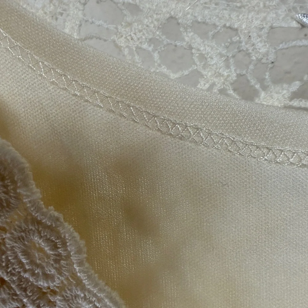 CHRISTOPHER & BANKS Crocheted Blouse w/Tank Lining. Cream